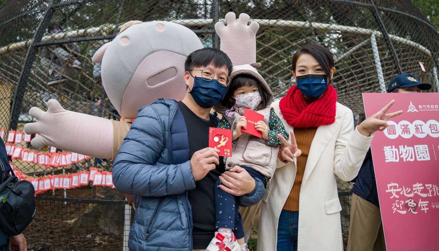 高虹安市長走訪動物園發送兔年開運小紅包